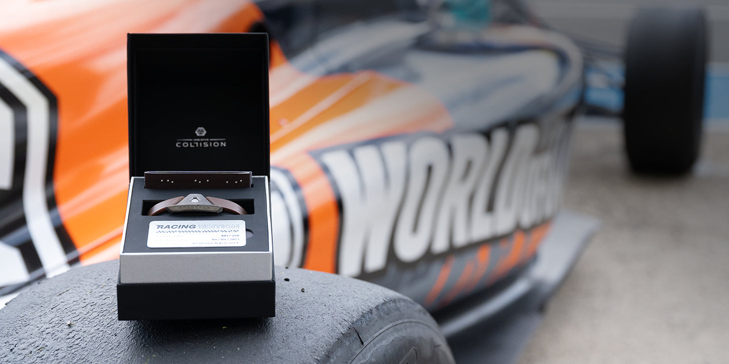 Bracelet edition racing dans son packaging posé sur un pneu de formule 1